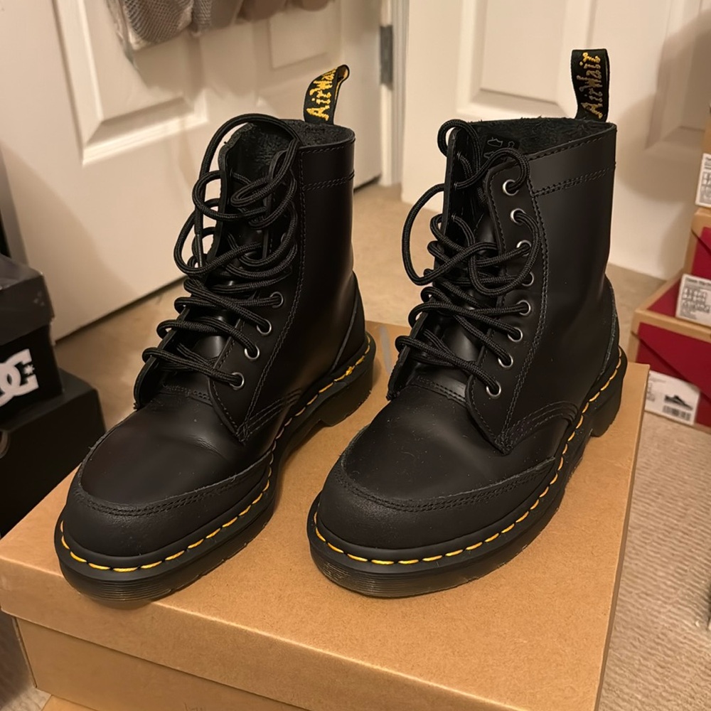 Dr Martens Airwair with soles bouncing